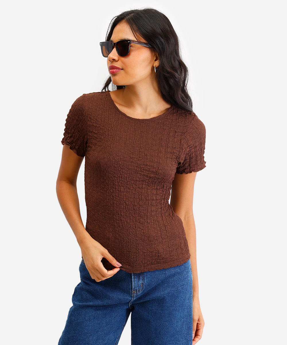 blusa feminina manga curta texturizada marrom escuro