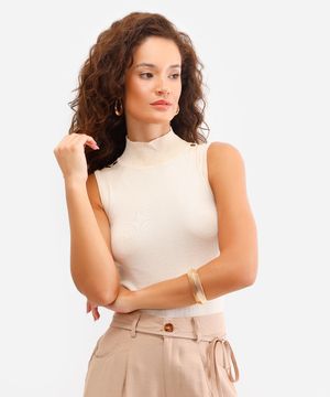 regata feminina de tricot gola alta com botões bege