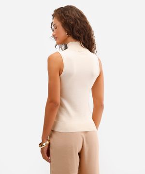 regata feminina de tricot gola alta com botões bege