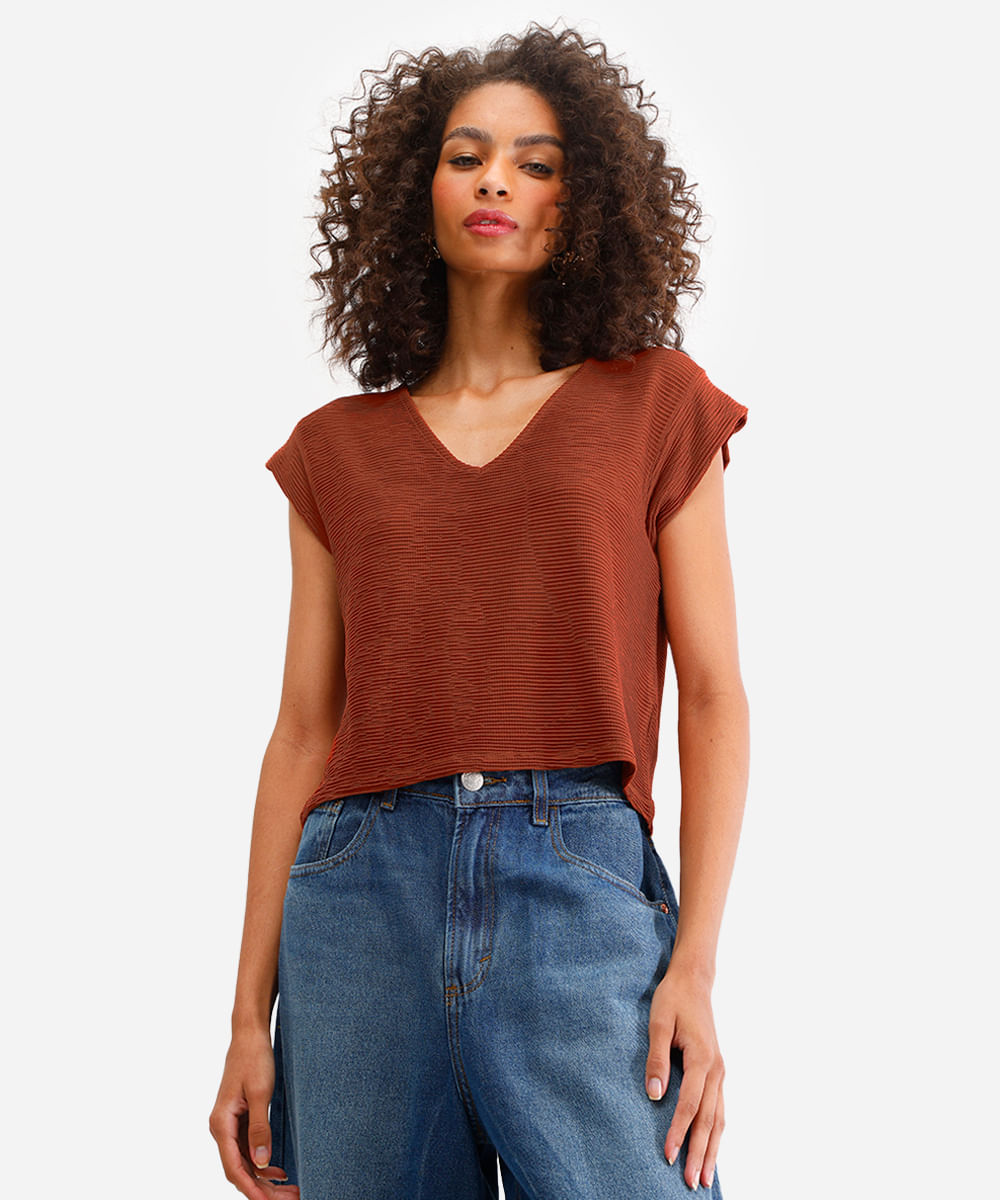 blusa texturizada decote v muscle tee marrom