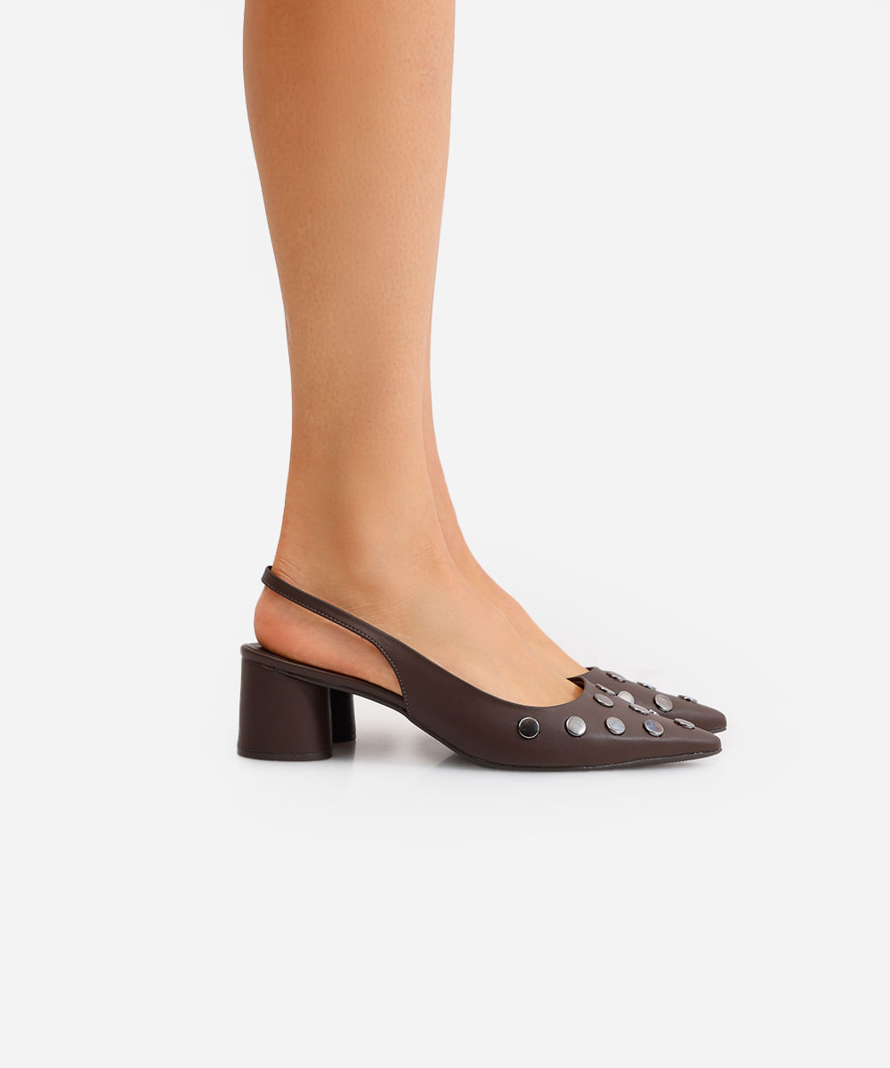 scarpin feminino bico fino com tachas oneself marrom