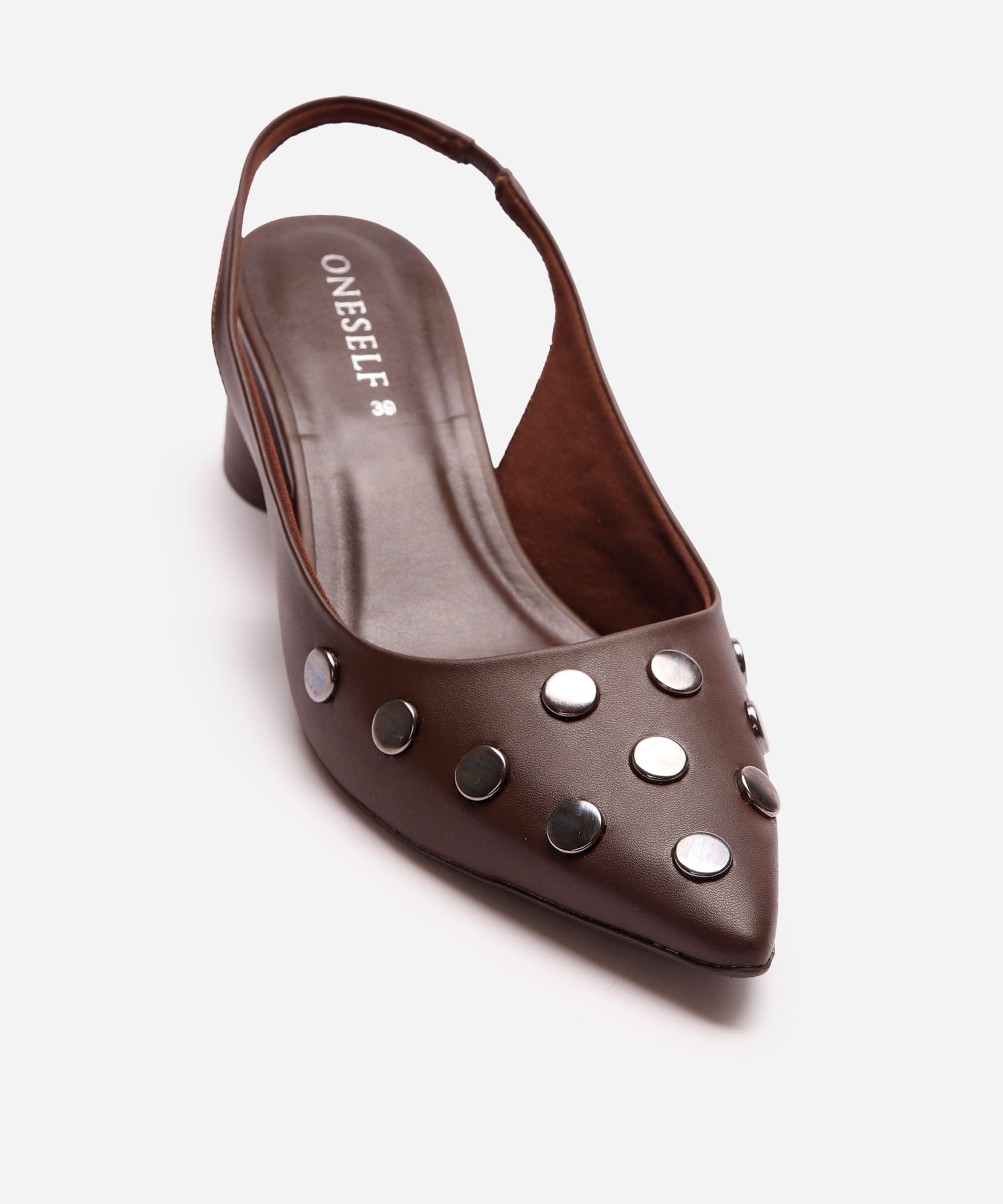 scarpin feminino bico fino com tachas oneself marrom