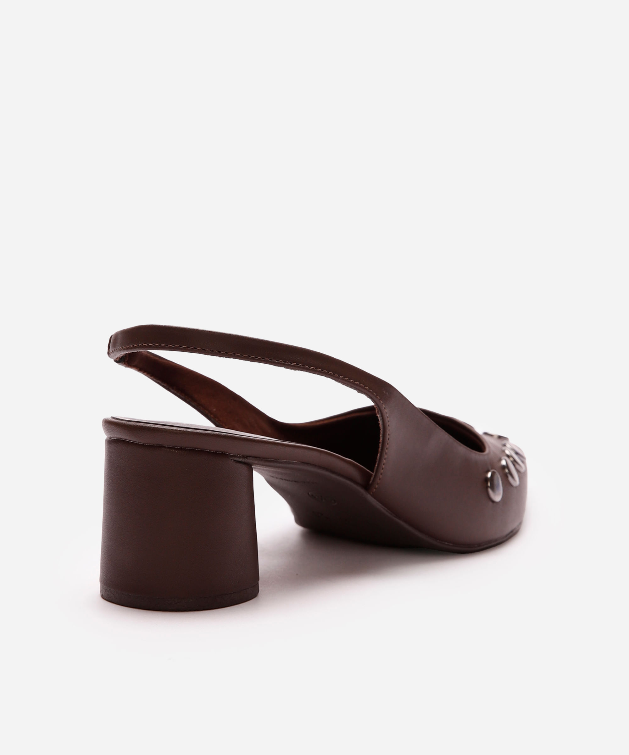 scarpin feminino bico fino com tachas oneself marrom