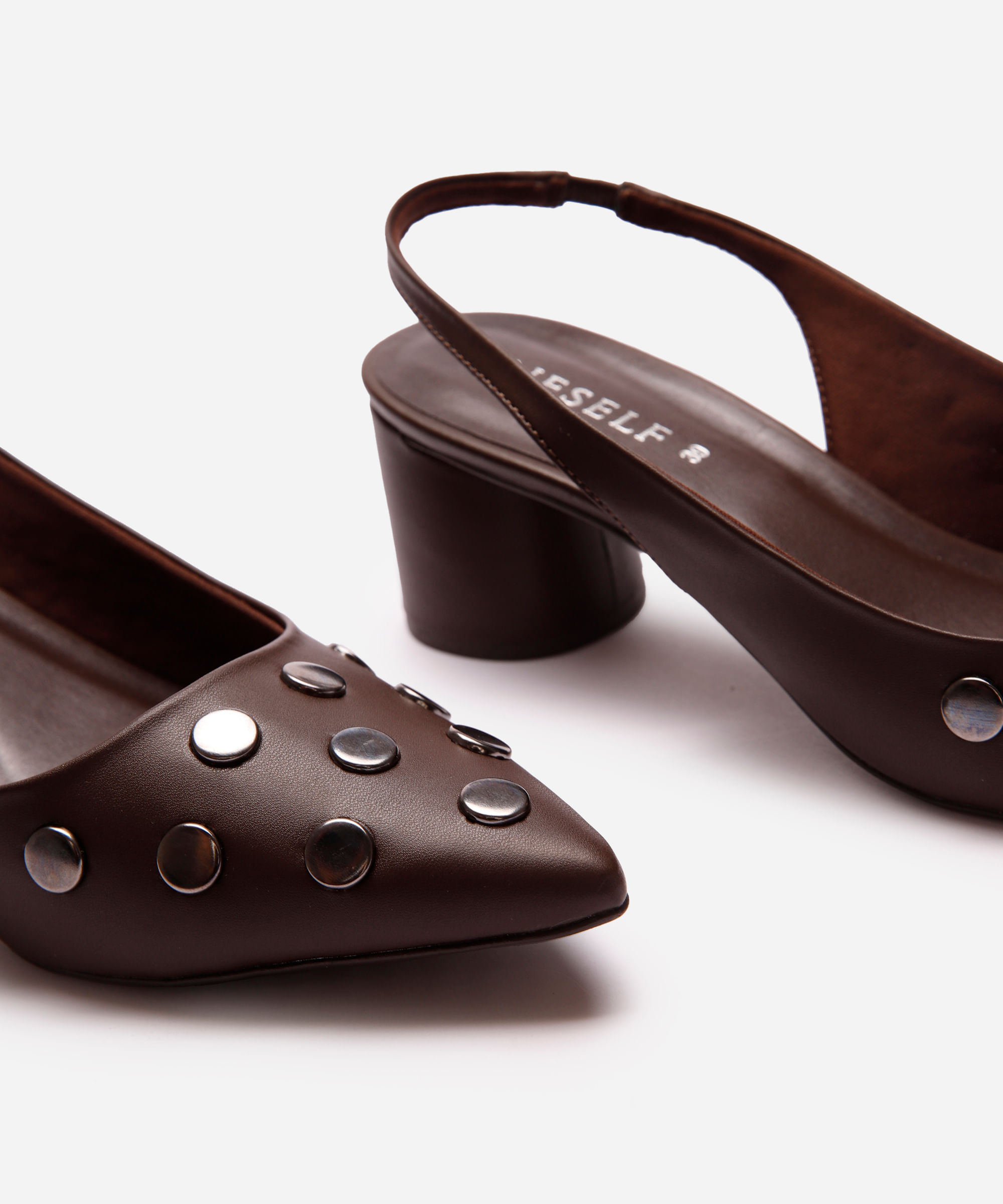 scarpin feminino bico fino com tachas oneself marrom