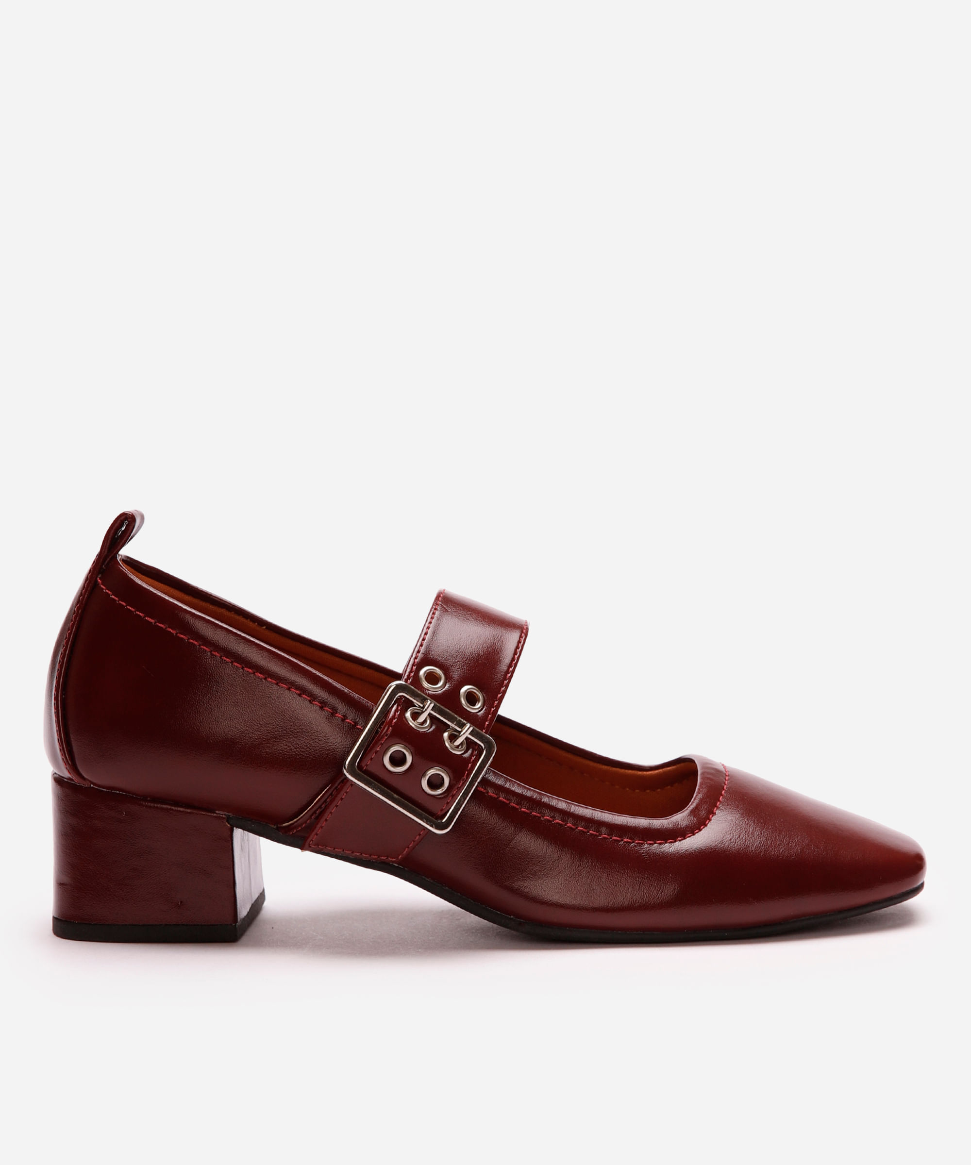 scarpin bico quadrado com ilhós oneself vinho