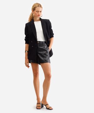 short feminino de poliuretano com recortes preto