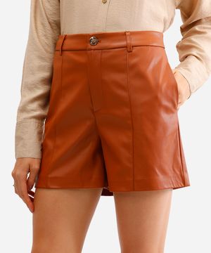 short feminino de poliuretano com recortes marrom