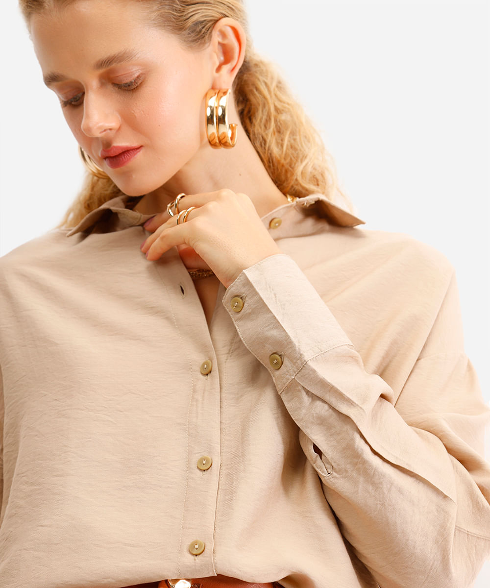 camisa feminina oversized manga longa texturizada bege