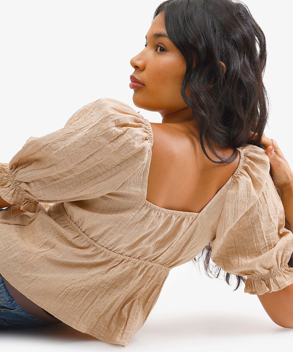 blusa feminina manga bufante texturizada bege