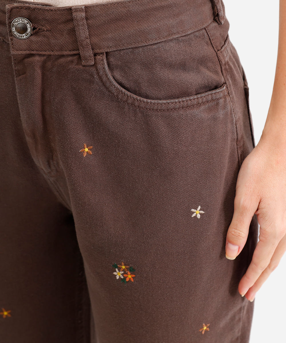 calça mom feminina sarja com bordado floral marrom