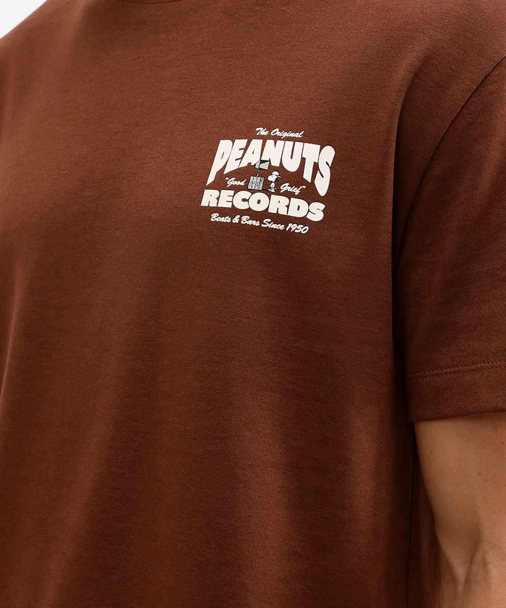 camiseta de algodão manga curta snoopy peanuts marrom