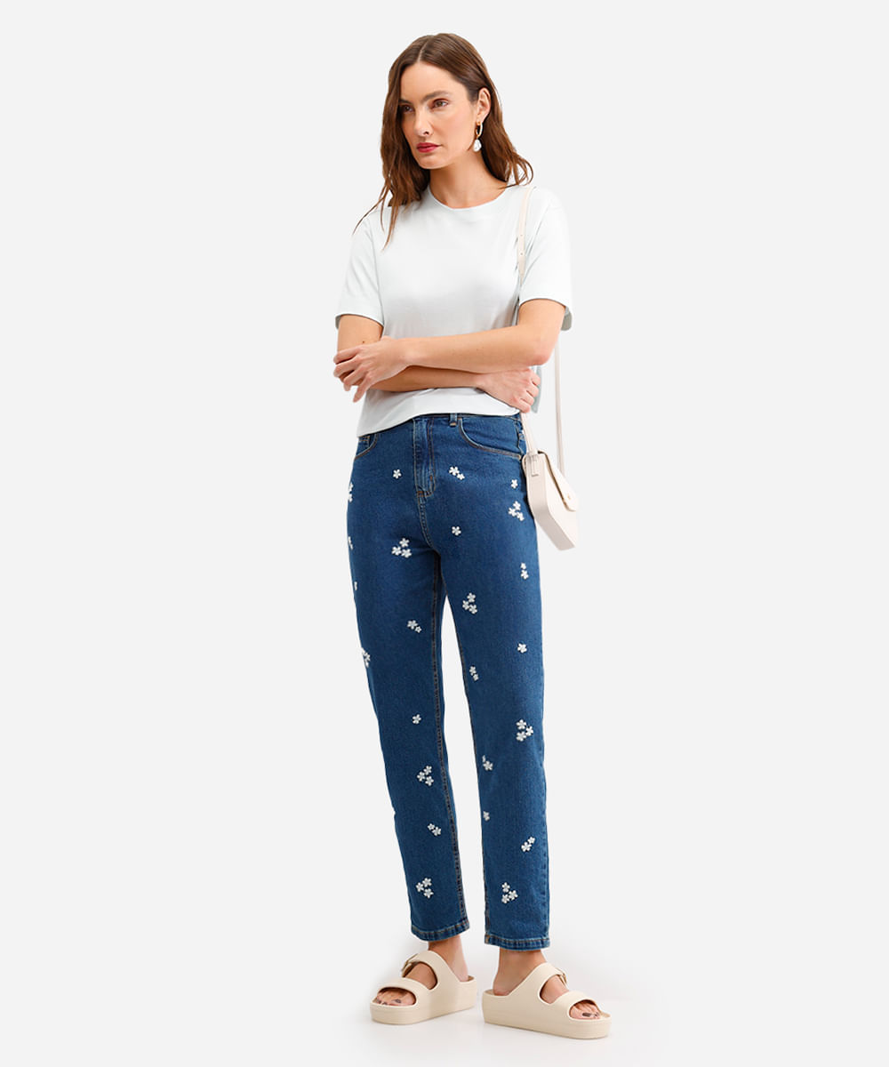 calça mom feminina jeans com bordado floral azul