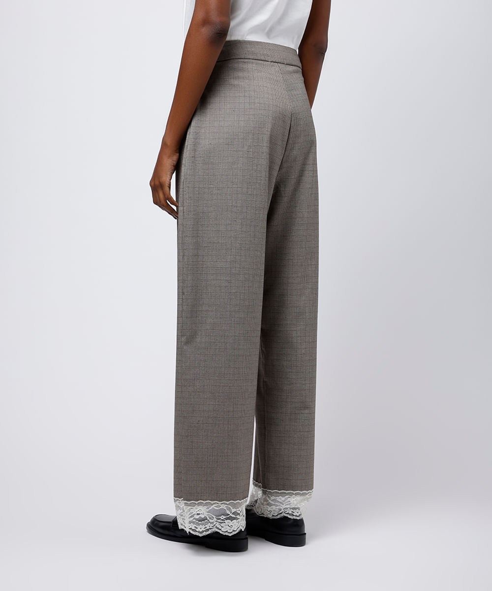 calça reta cropped feminina xadrez com renda mindset bege