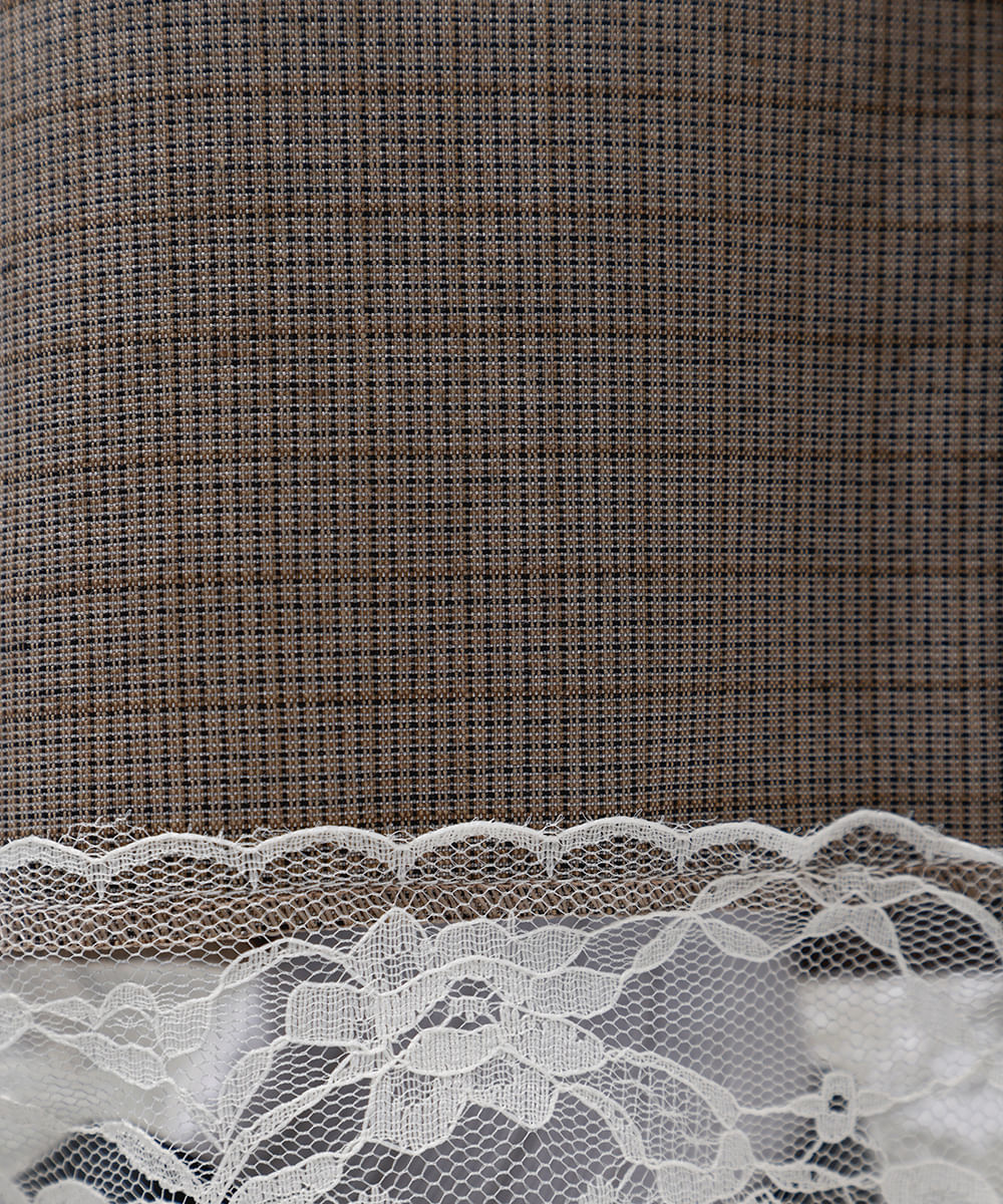 calça reta cropped feminina xadrez com renda mindset bege