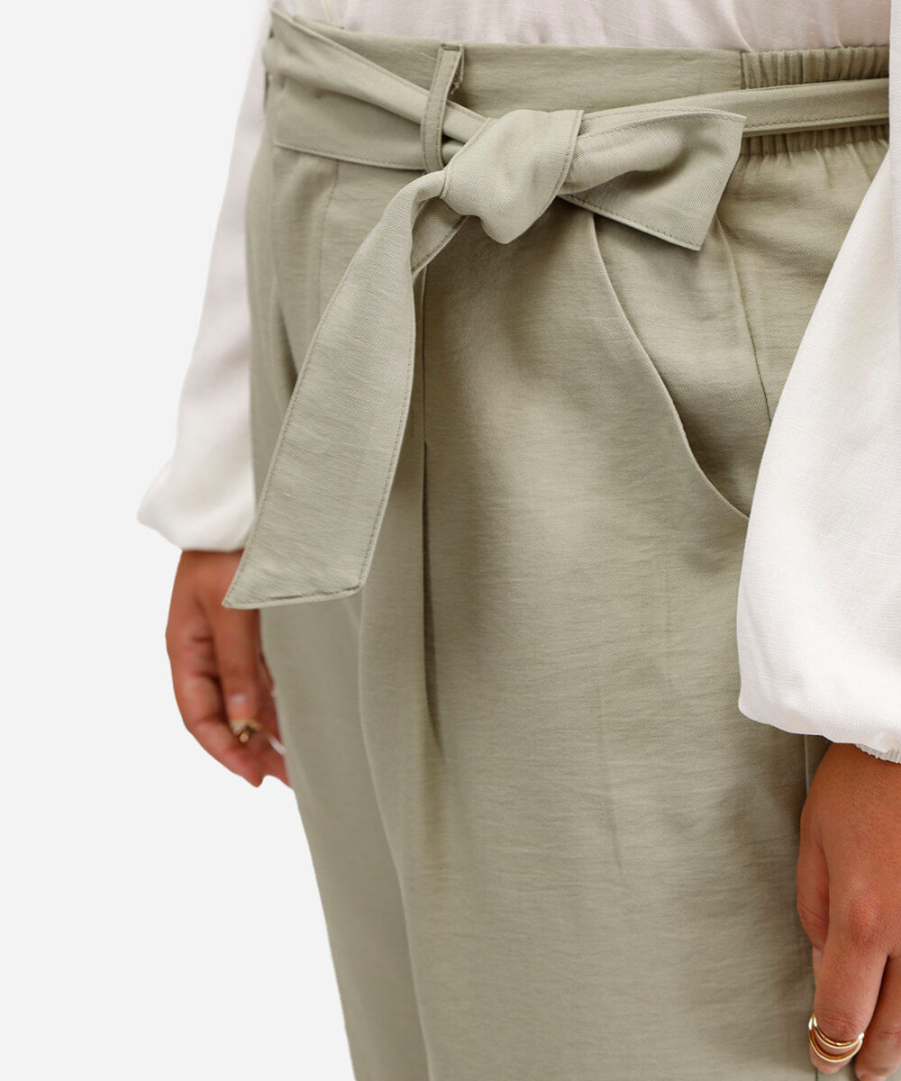 calça alfaiataria plus size de viscose com amarração verde