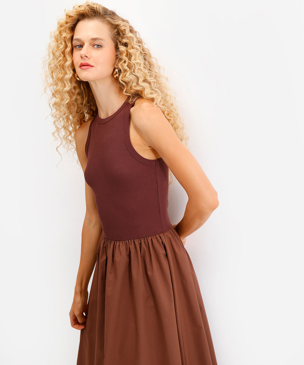 vestido midi canelado saia volumosa marrom