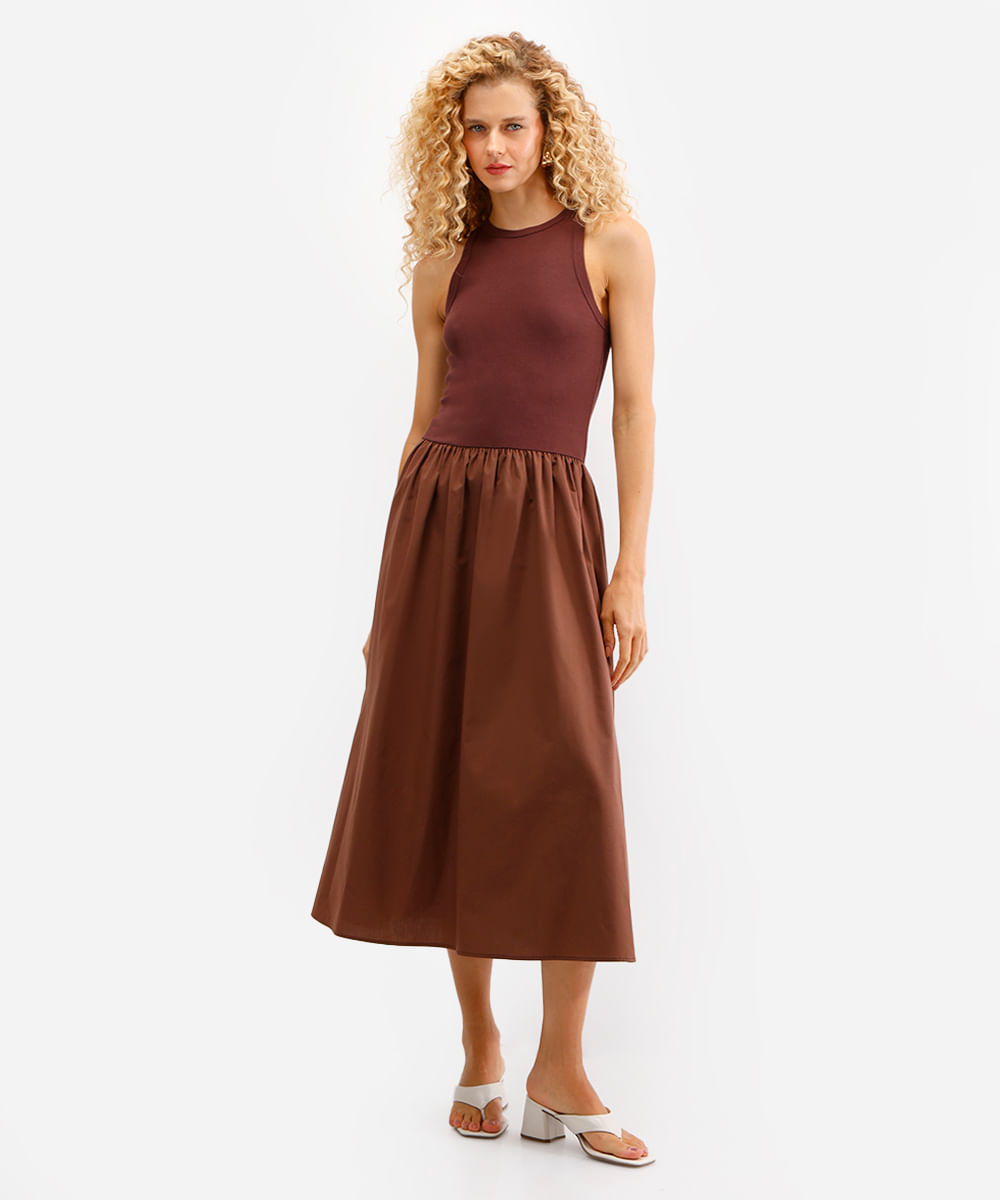 vestido midi canelado saia volumosa marrom