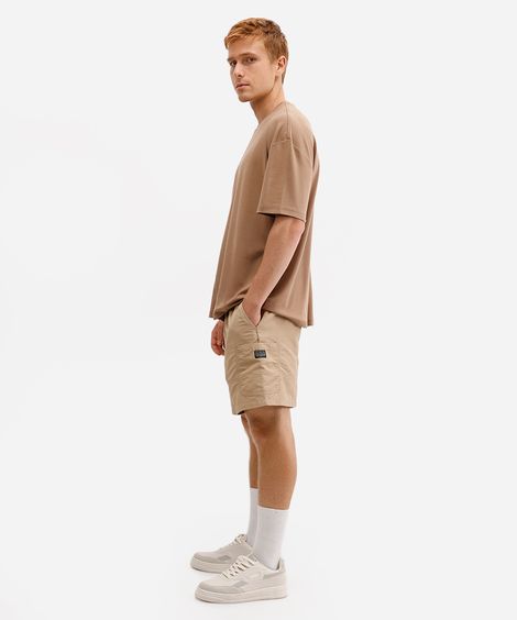 short cargo texturizado com cordão bege