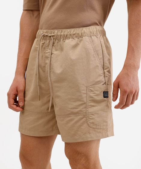 short cargo texturizado com cordão bege