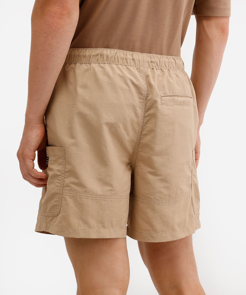short cargo texturizado com cordão bege