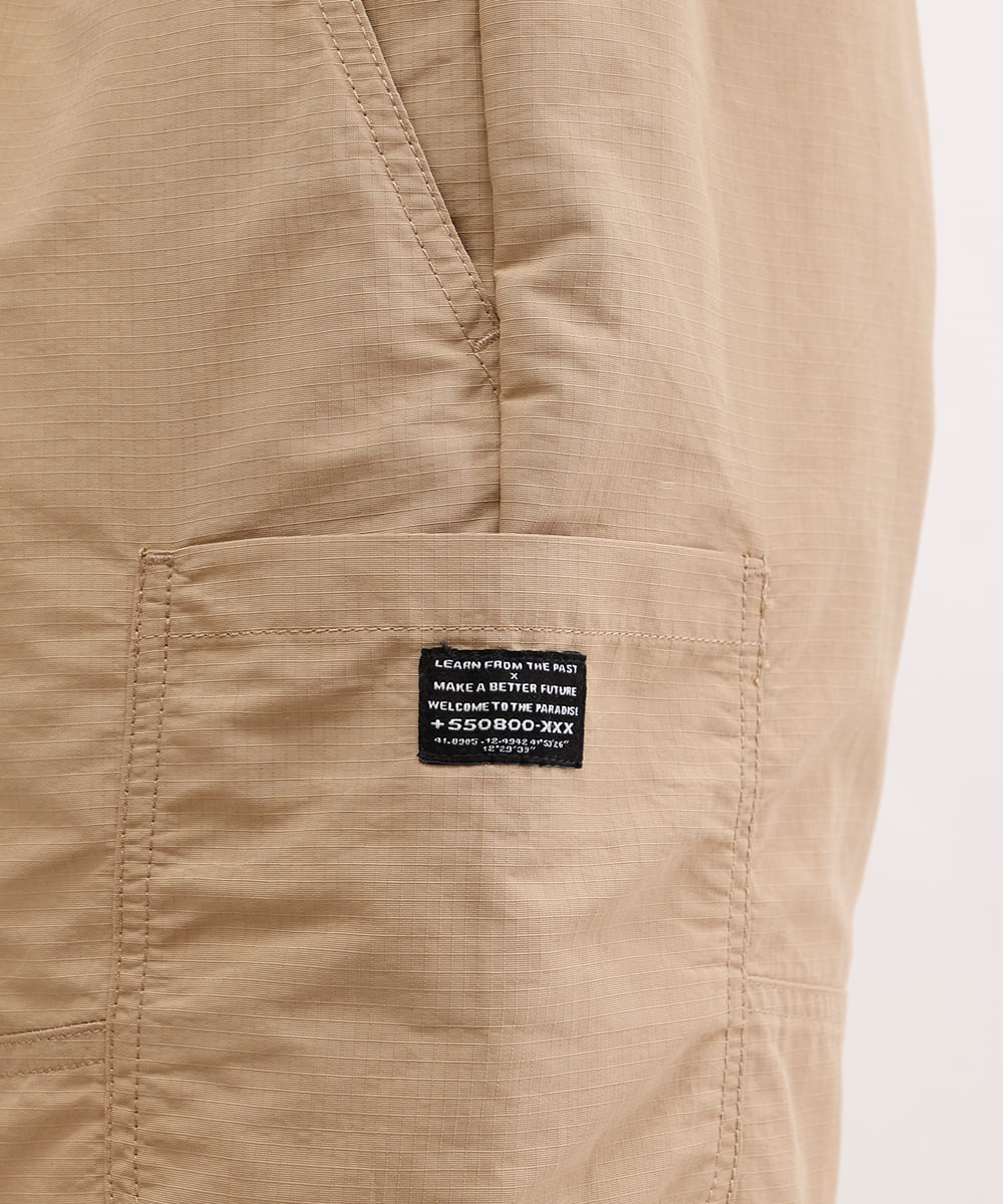 short cargo texturizado com cordão bege