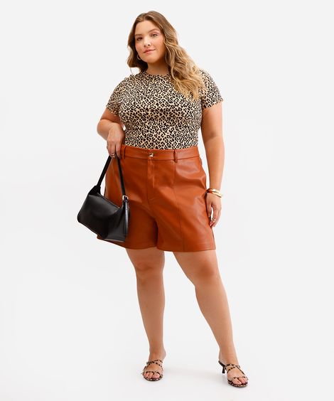 short feminino de poliuretano plus size marrom