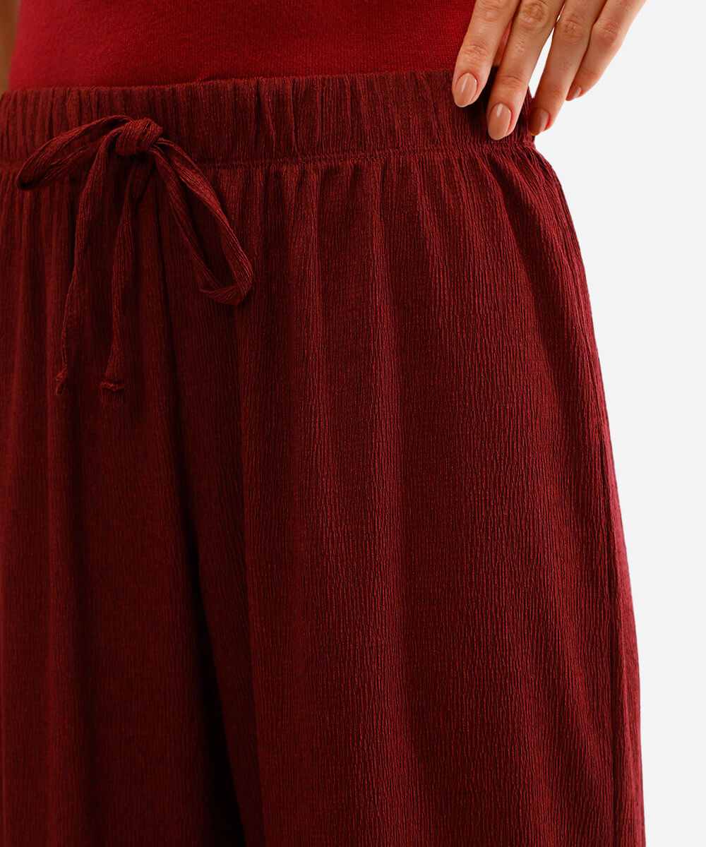 calça reta cós com elástico texturizada vinho