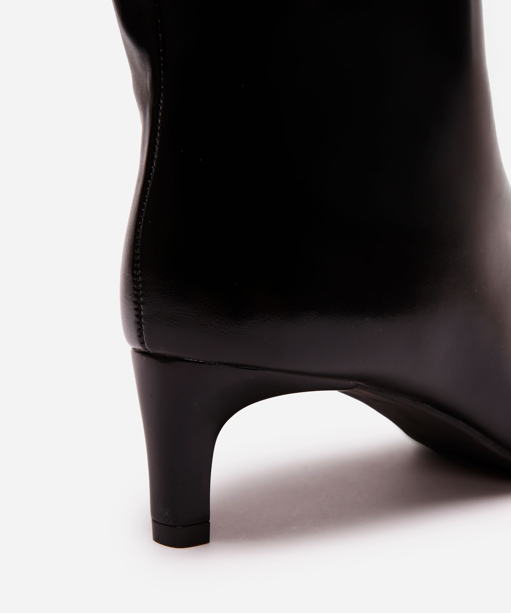 bota cano alto bico fino salto baixo mindset preta