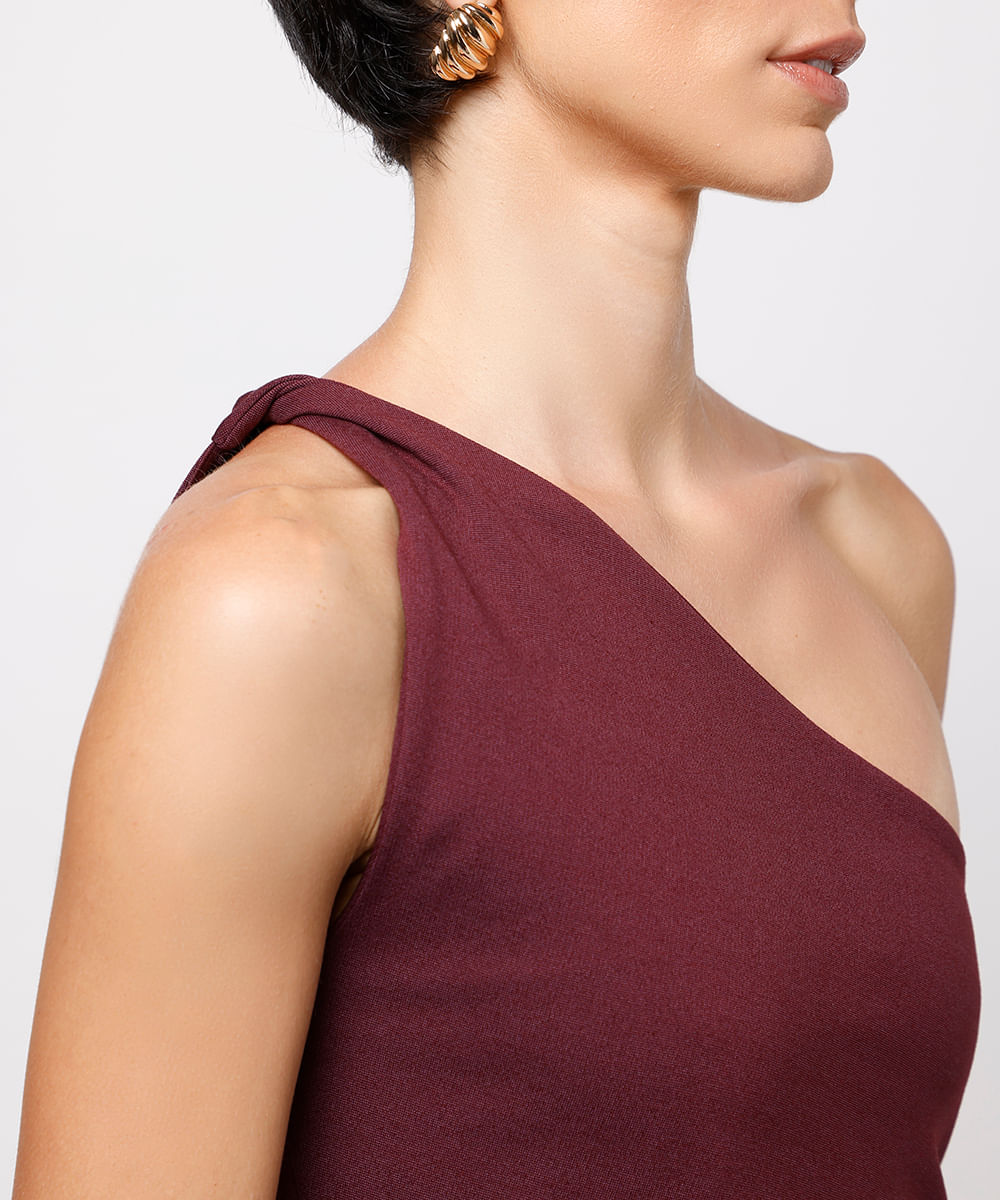 vestido curto ombro único com pregas mindset vinho