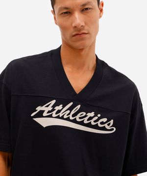 camiseta oversized masculina de algodão gola v athletics preta
