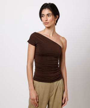 blusa ombro único com franzido mindset marrom