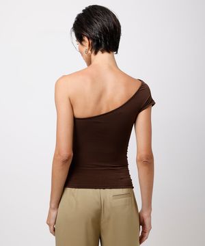blusa ombro único com franzido mindset marrom