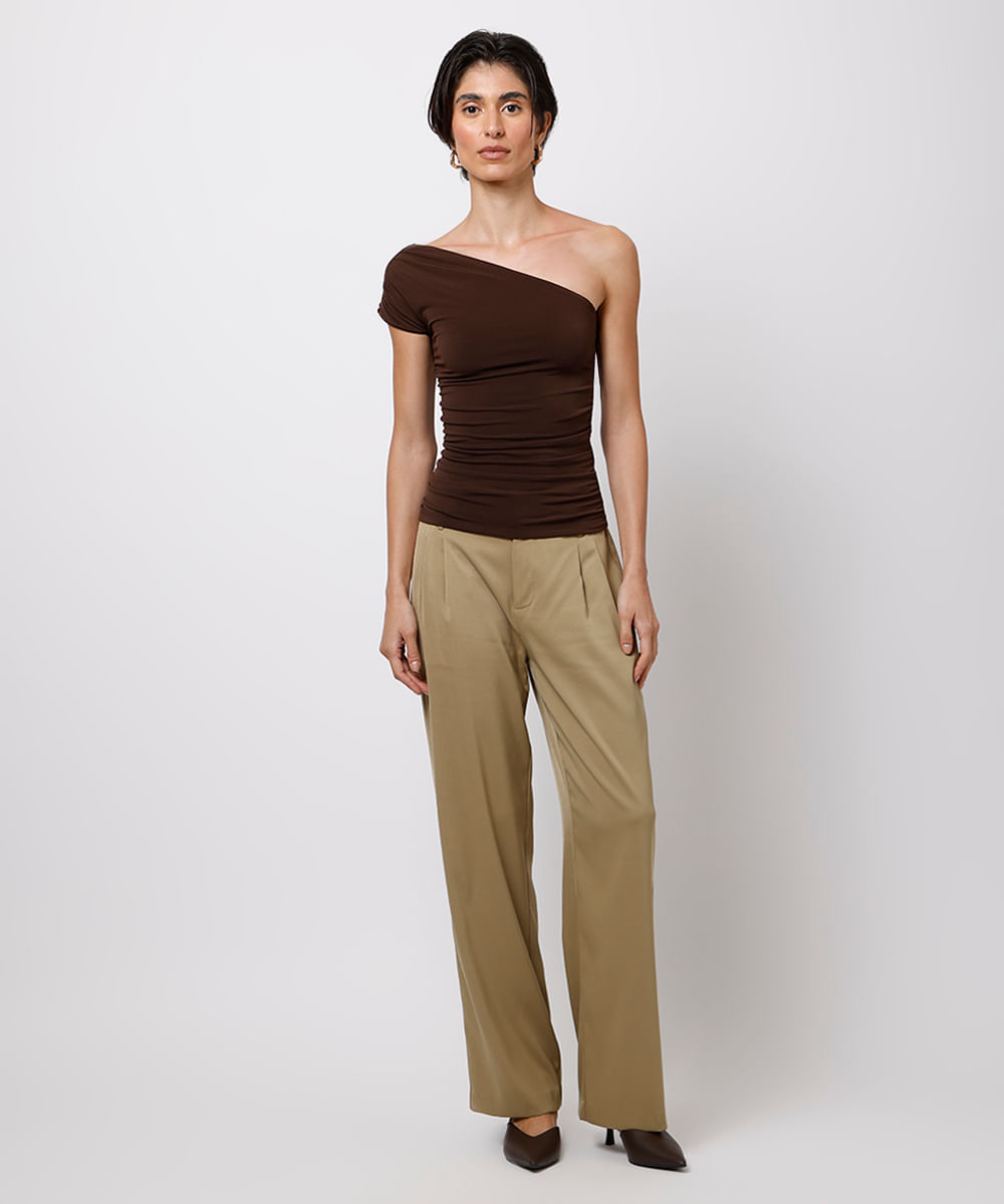 blusa ombro único com franzido mindset marrom