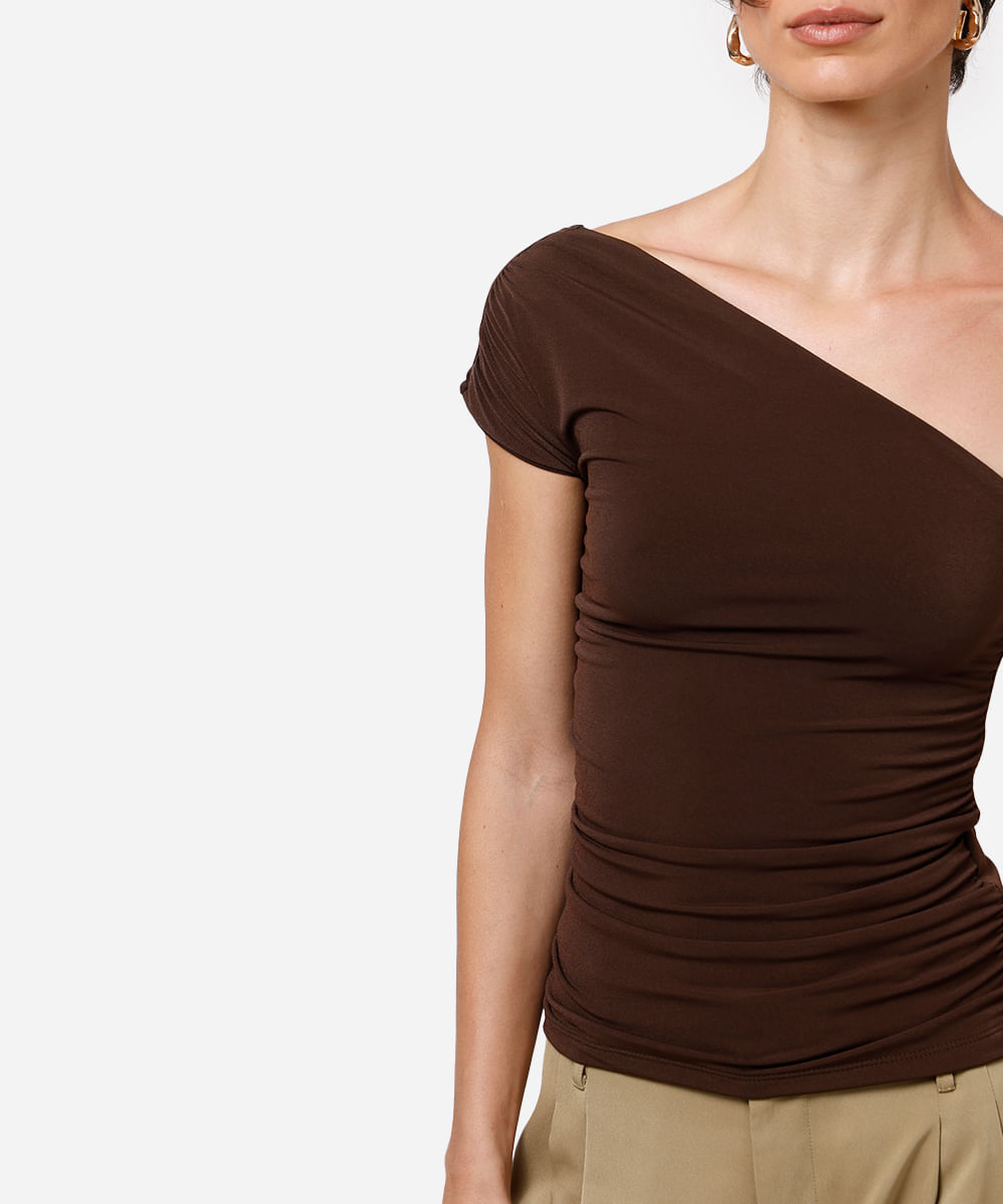 blusa ombro único com franzido mindset marrom
