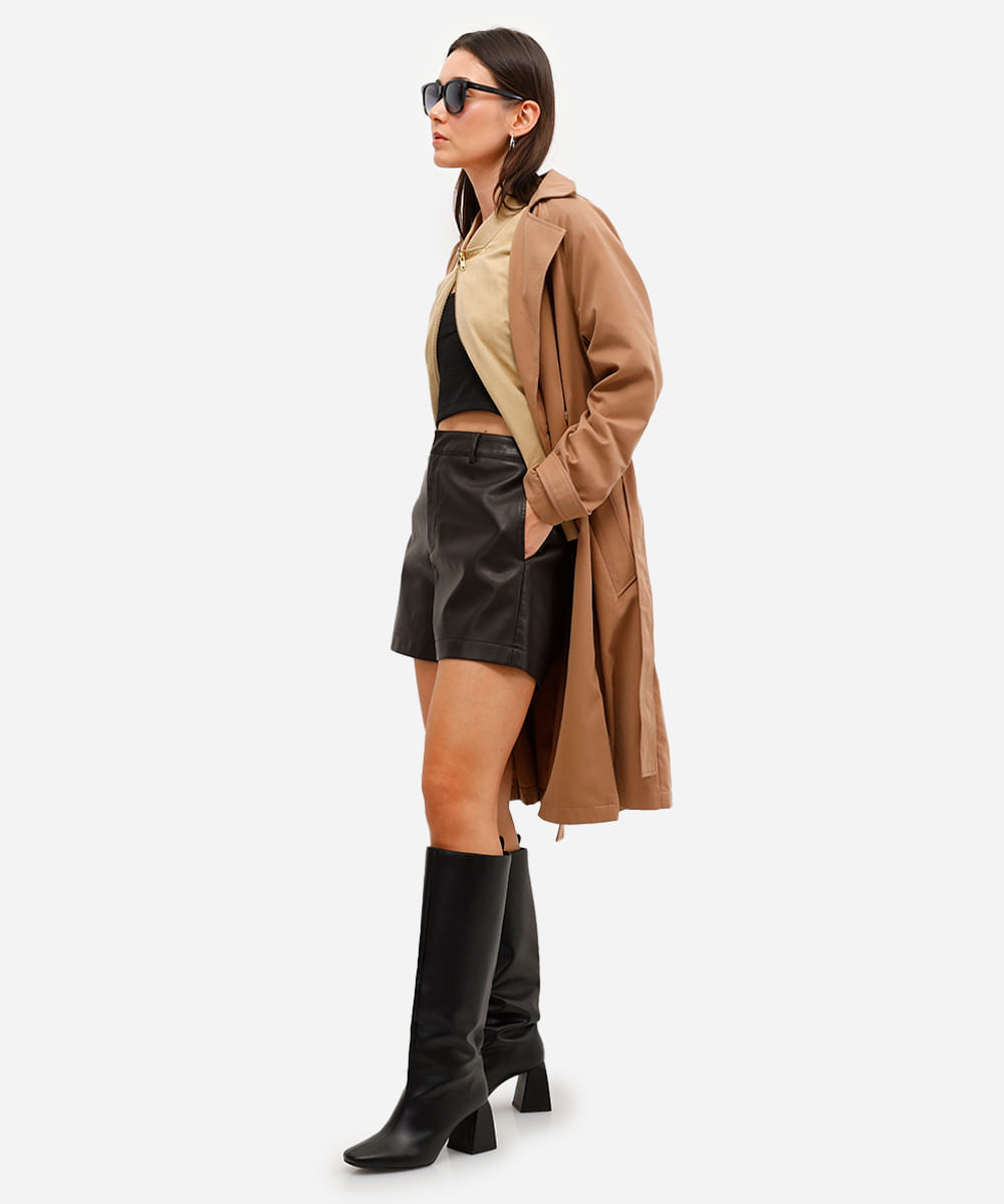 short feminino de poliuretano com bolsos marrom