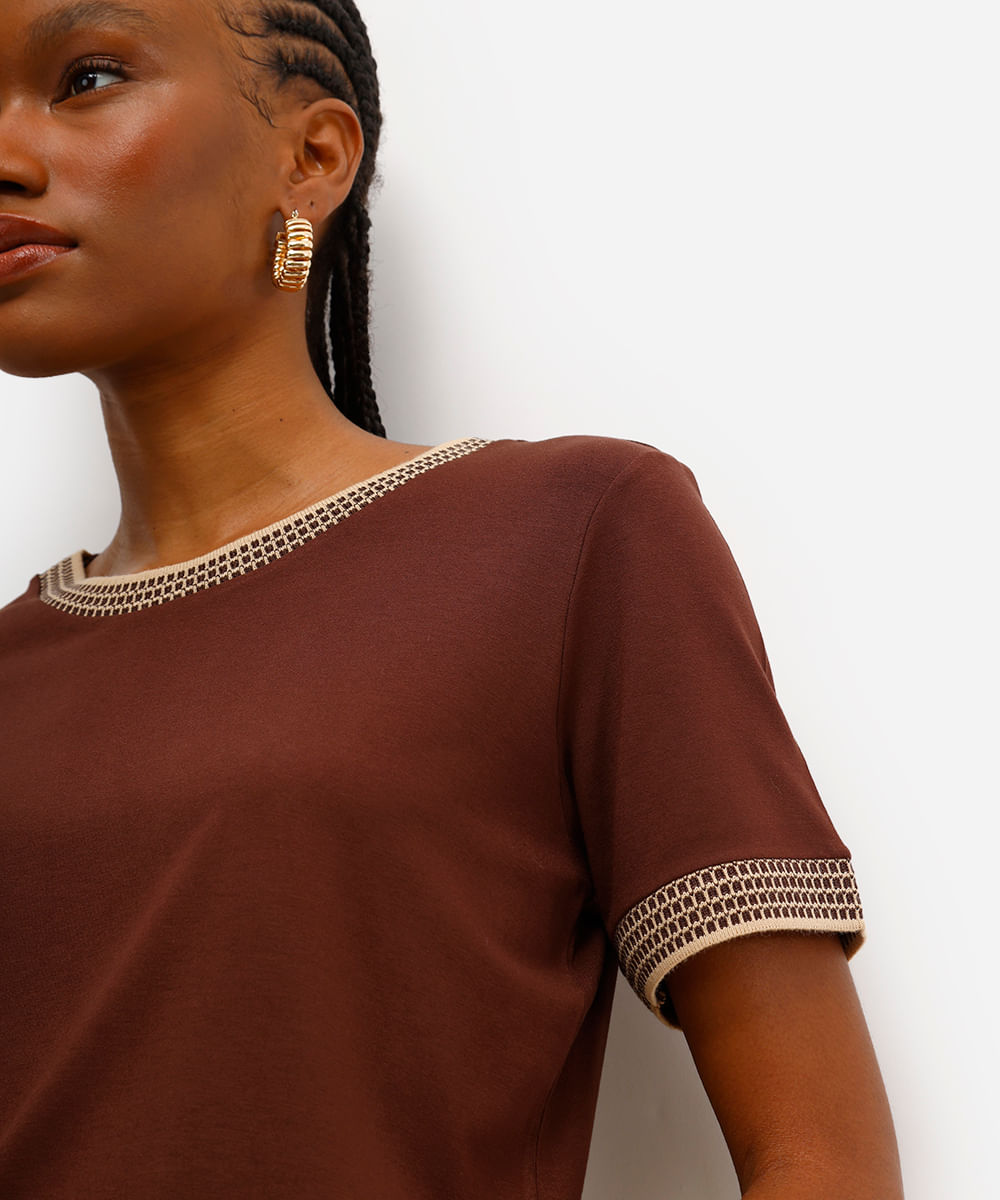 camiseta de viscose decote redondo manga curta marrom