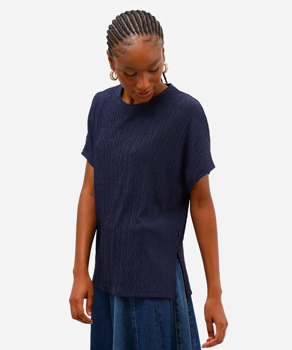 blusa feminina manga curta com fendas texturizada azul