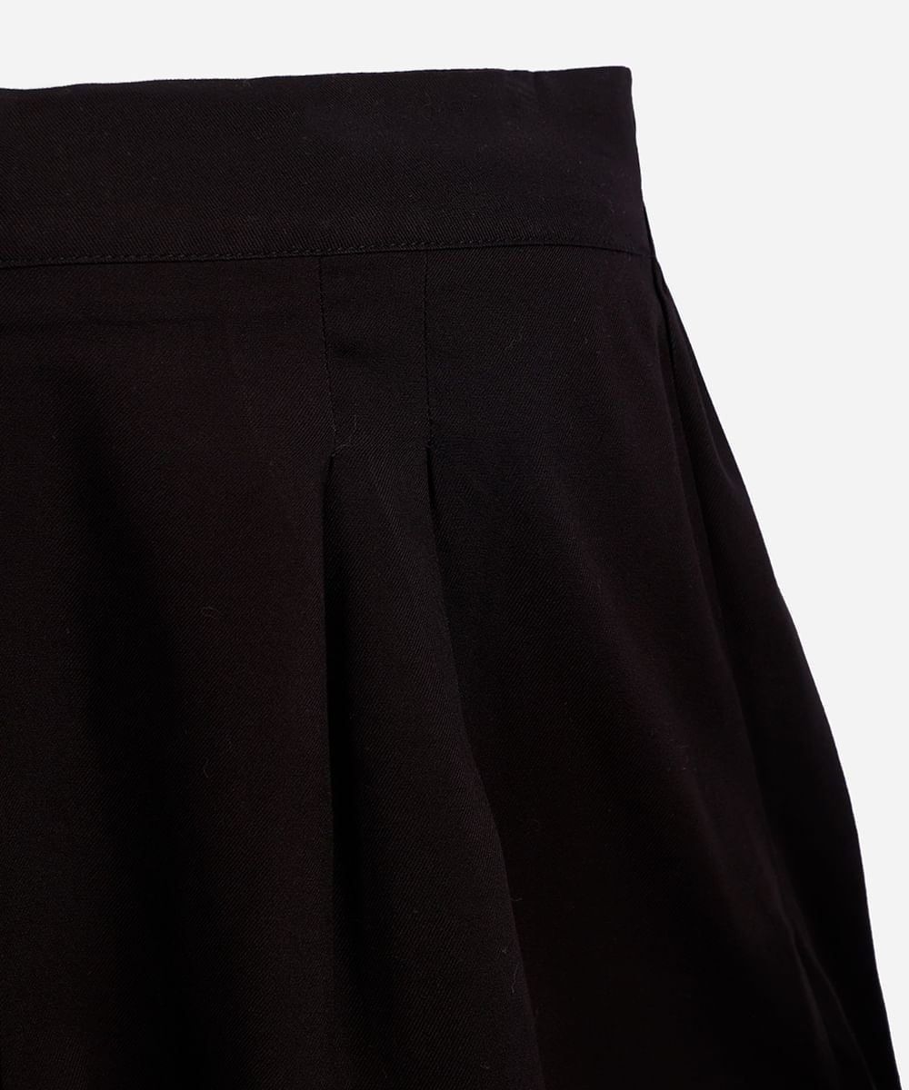short mom juvenil de viscose com pregas preto