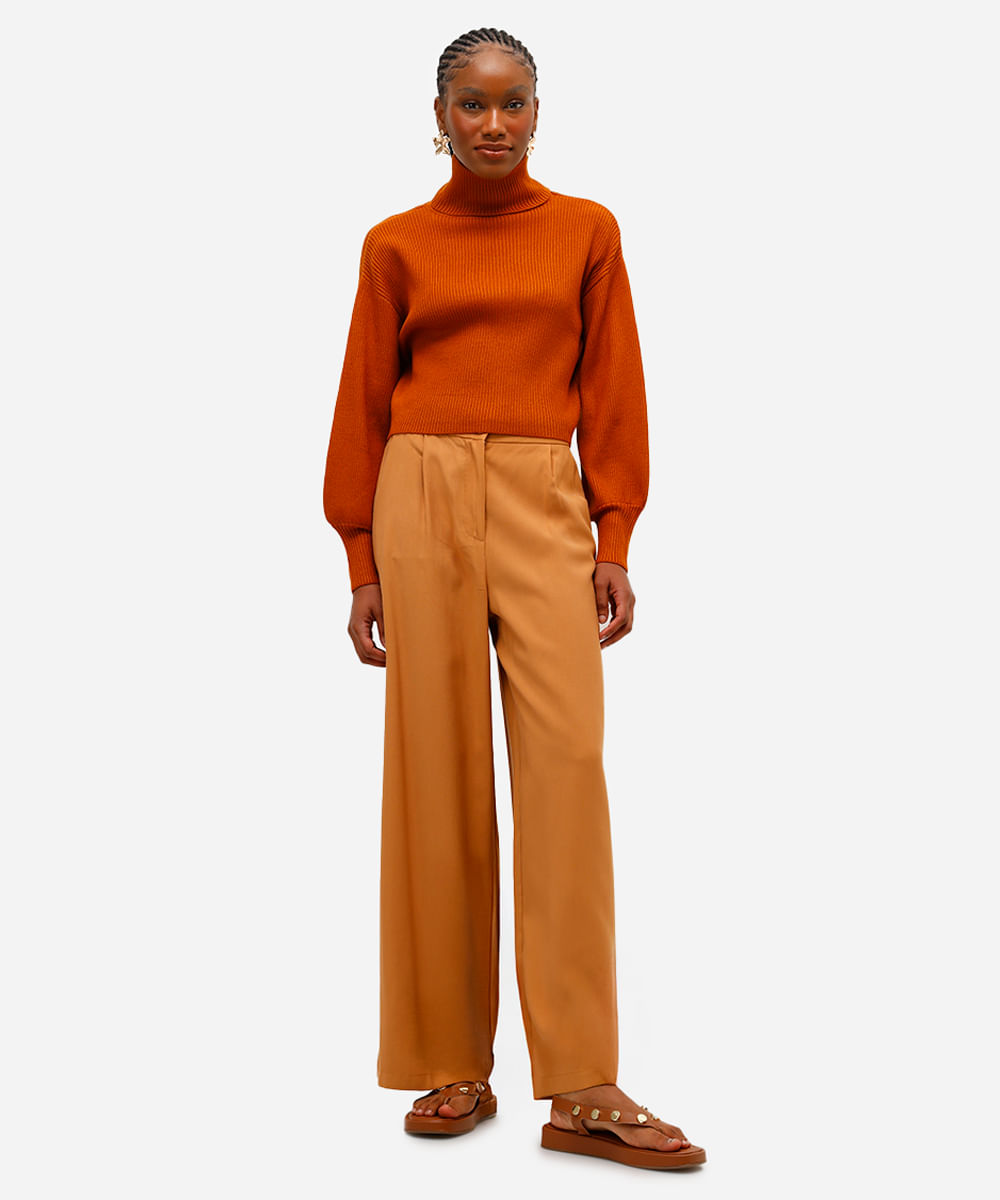suéter de tricot canelado cropped gola alta - marrom medio