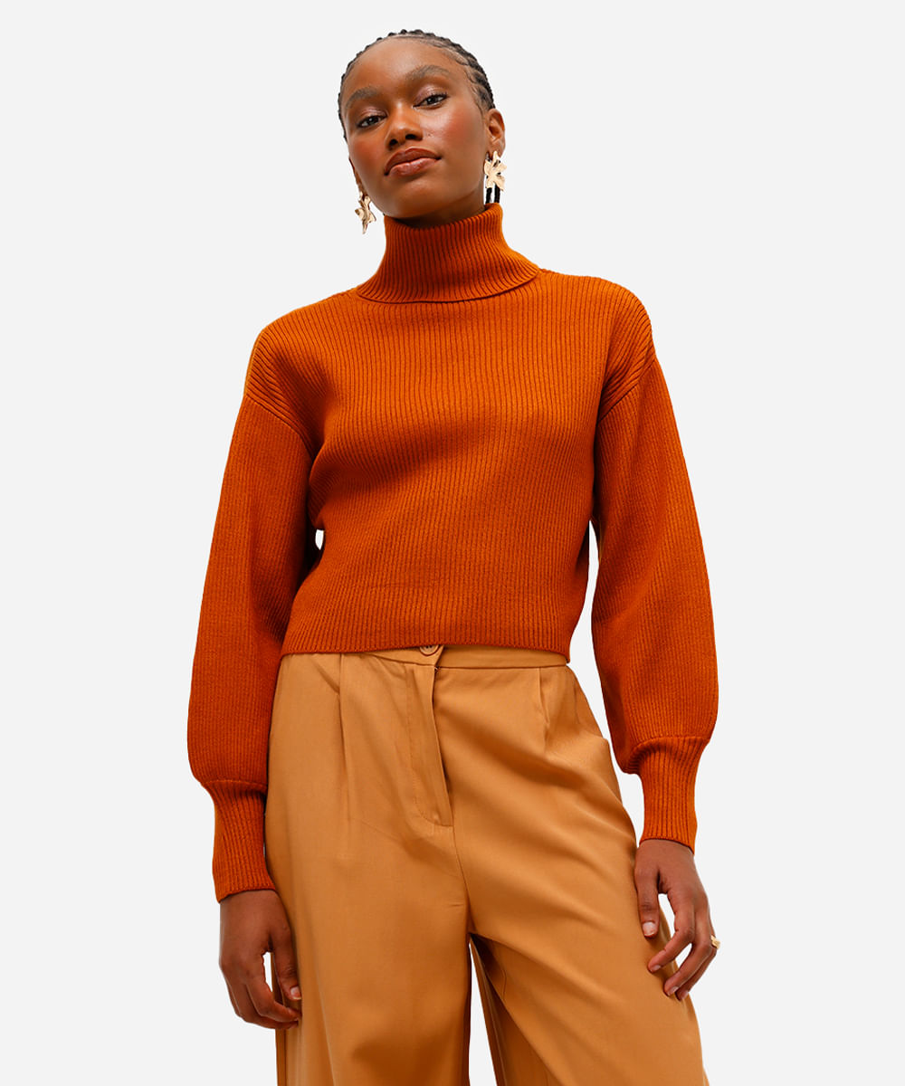 suéter de tricot canelado cropped gola alta - marrom medio