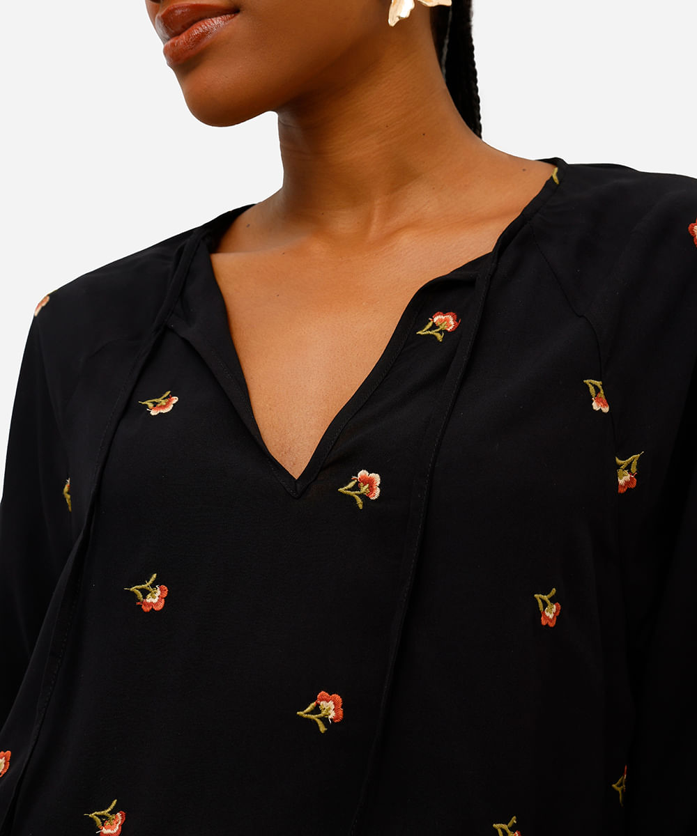 bata feminina de viscose com bordados florais preta