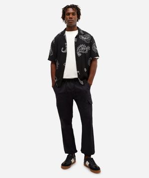 calça jogger masculina de sarja com bolso cargo preta