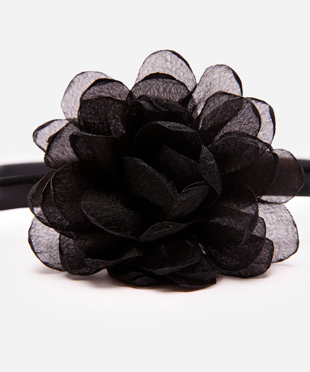 colar chocker e acessório de cabelo floral preto