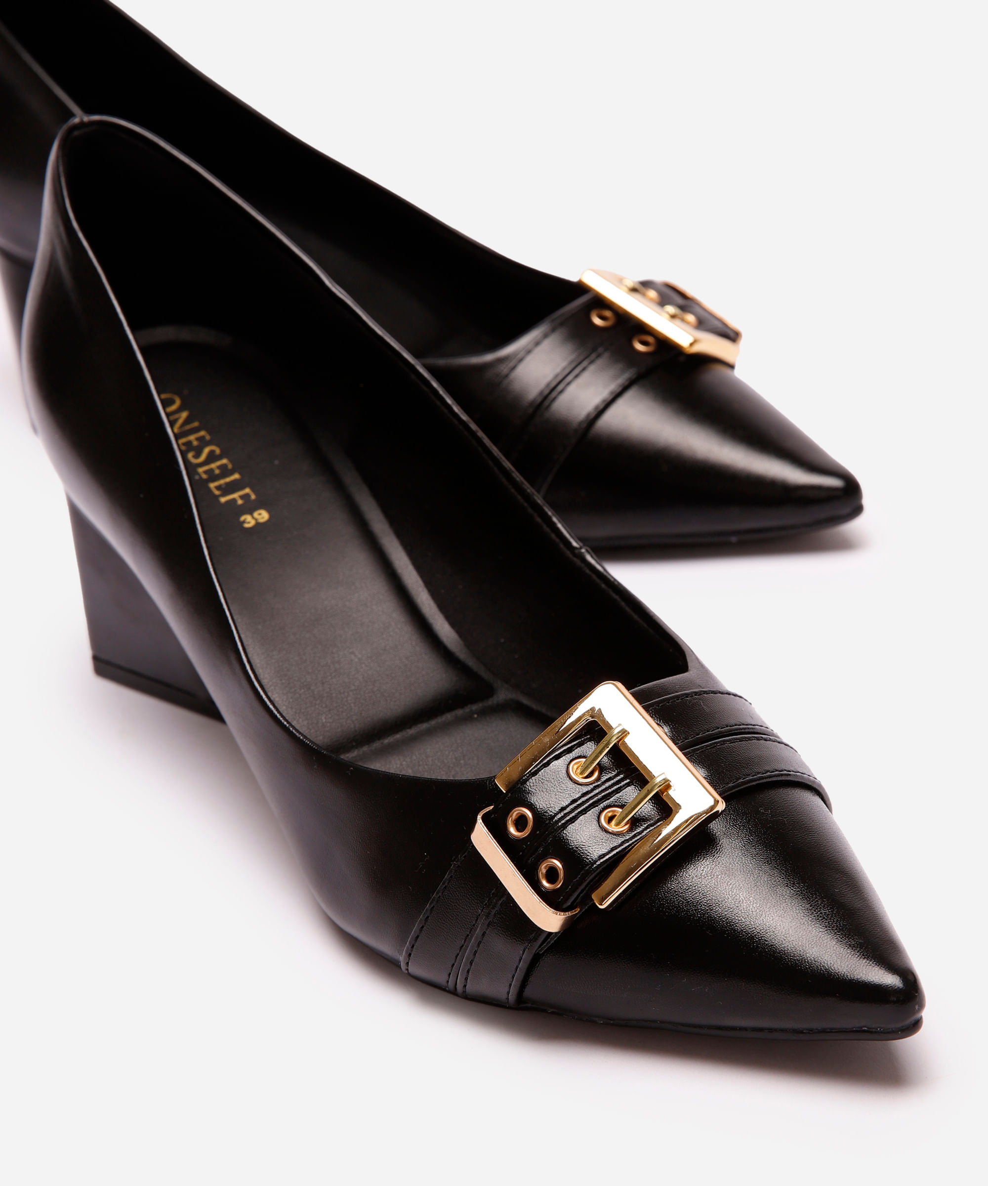 scarpin feminino bico fino com fivela oneself preto
