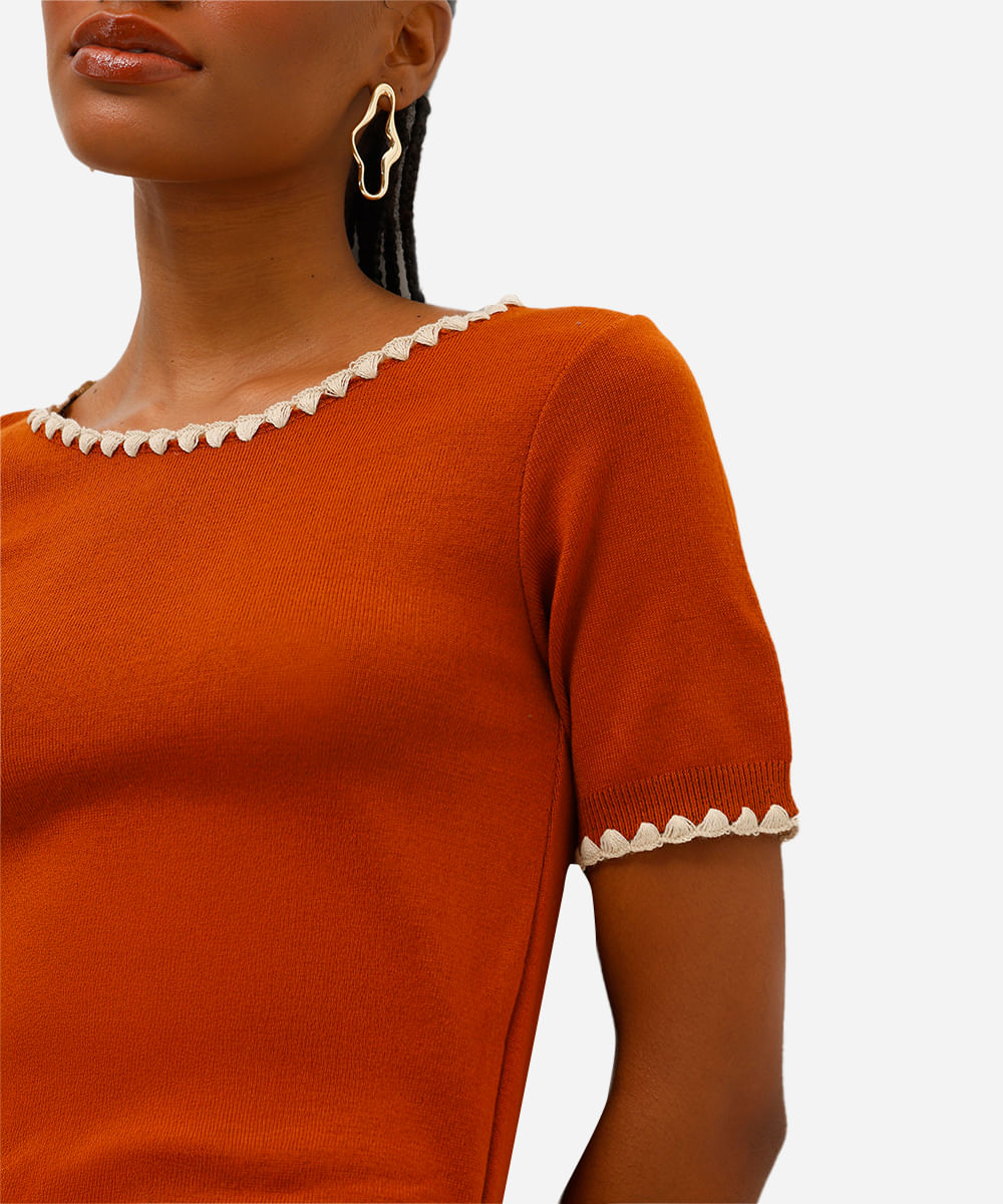 blusa feminina de tricot manga curta com bordado marrom