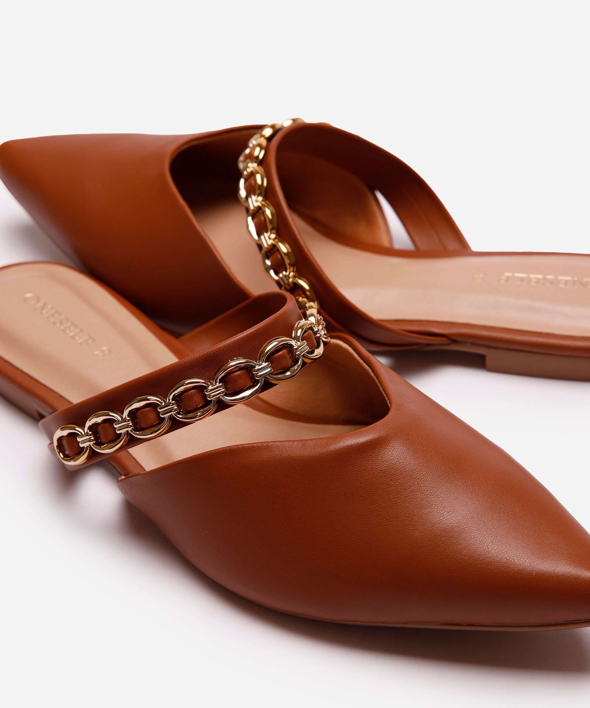mule bico fino com corrente oneself marrom