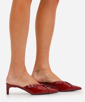 scarpin kitten com fivela e ilhós vinho