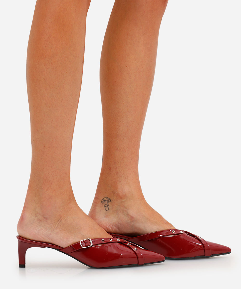 scarpin kitten com fivela e ilhós vinho
