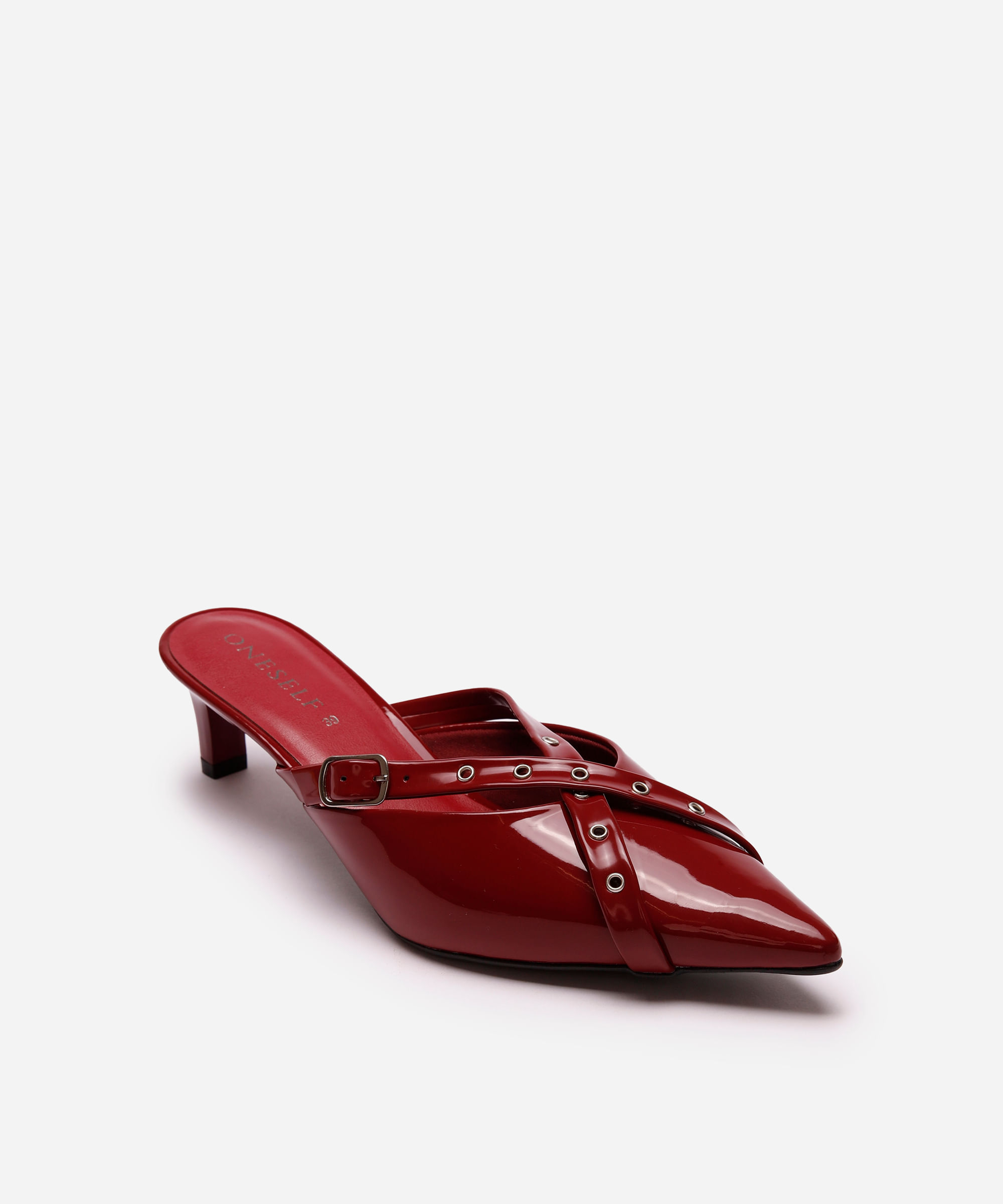 scarpin kitten com fivela e ilhós vinho