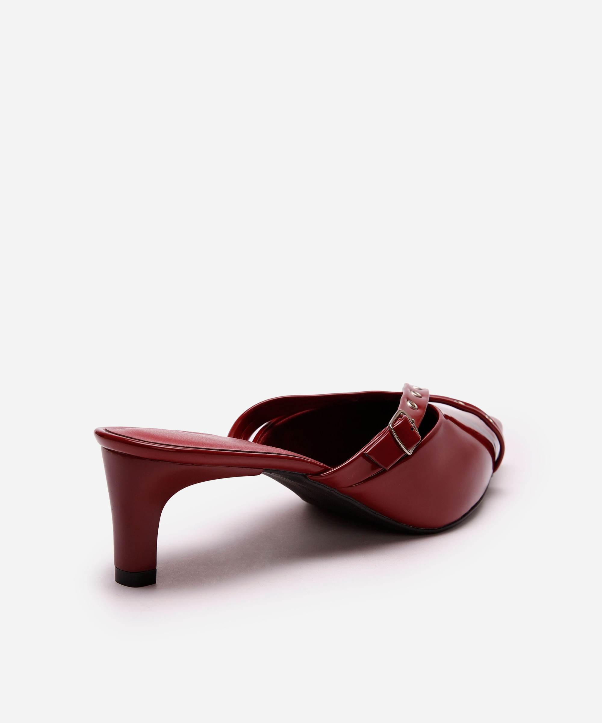 scarpin kitten com fivela e ilhós vinho